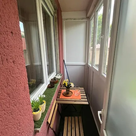 Cozy In Center *